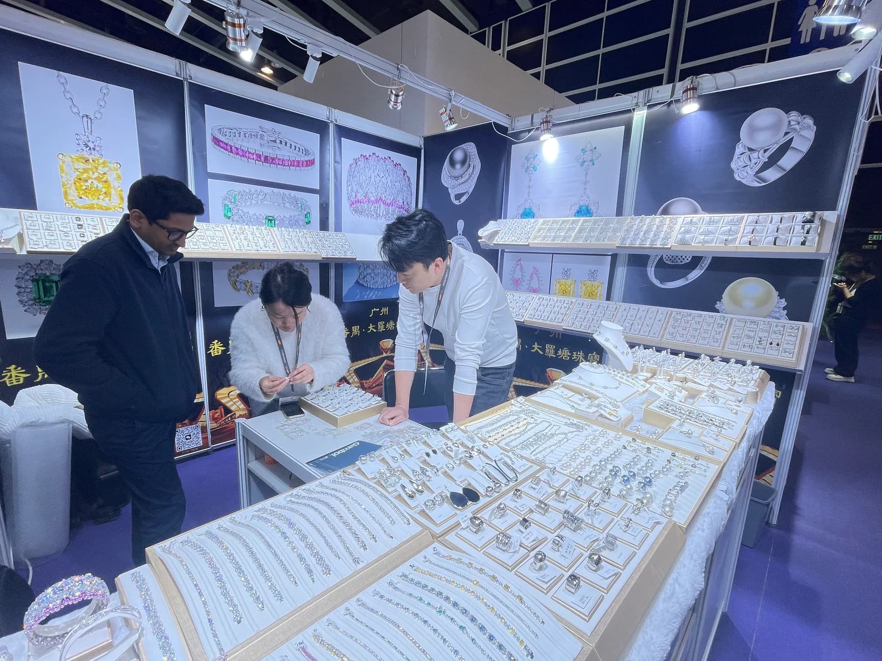 Zalson Jewelry team meeting international buyers at a Hong Kong jewelry exhibition