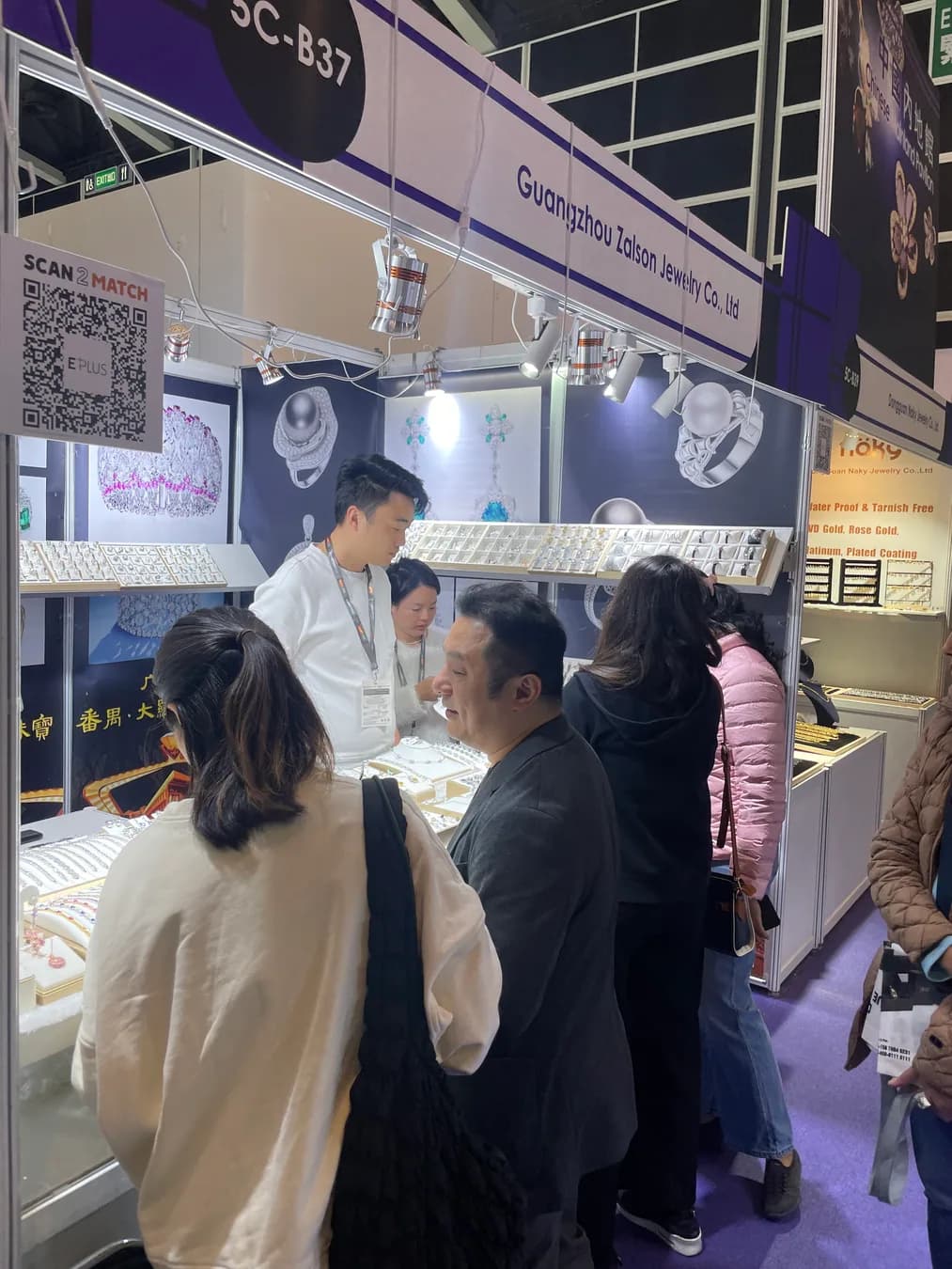 Guangzhou Zalson Jewelry booth with trade visitors in Hong Kong